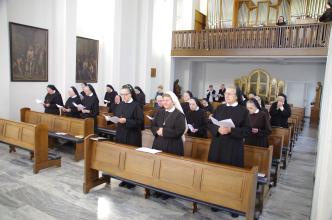 Schwesternschiff mit Orgelempore