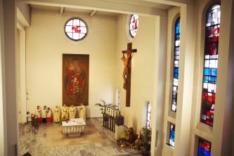 Blick auf die Altarinsel von der Laienempore