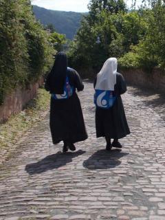 schwarzer Schleier der Profess-Schwester & weißer Schleier der Novizin