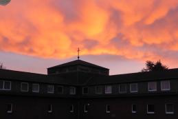 Morgenrot über dem Glockenturm